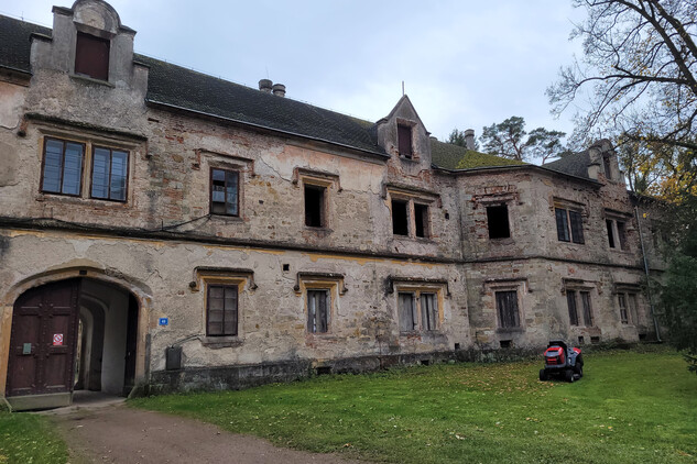 Severní průčelí hospodářské budovy – současný stav